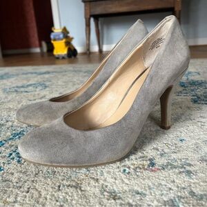 Kelly & Katie Light Gray Suede Heels